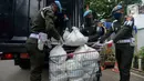 Anggota Paspampres saat memberikan sembako di Kawasan Mako Paspampres,Jakarta, Rabu (15/4/2020). Donor daran dan pembagian sembako sebagai bentuk kepedulian kemanusian di tengah pandemi virus COVID-19. (merdeka.com/Imam Buhori)