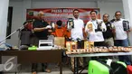 Ditnarkoba Polda Metro Jaya Kombes Pol Nico Afinta saat merilis narkoba jenis gorila di Polda Metro Jaya, Jakarta, Minggu (22/1). Polisi berhasil menyita 10 kilogram tembakau narkoba jenis gorila beserta tiga orang pelaku. (Liputan6.com/Helmi Affandi)
