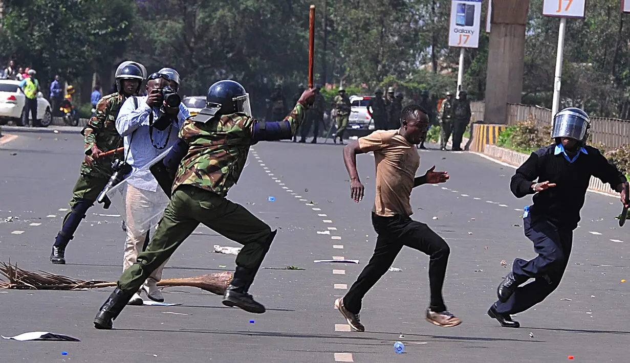 Polisi Kenya berusaha memukul seorang pengunjuk rasa saat bentrok di Nairobi, Kenya (16/5/2016). Mereka menuntut pembubaran otoritas pemilu karena adanya dugaan korupsi. (AFP PHOTO/SIMON Maina)