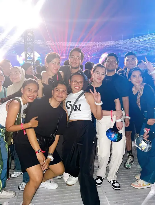Syahnaz Sadiqah juga terlihat menonton konser Coldplay Jakarta bersama sang suami. Ia juga tampil dengan atasan hitam tanpa lengan, makeup natural yang menunjukkan kulit glowing alaminya. [Foto: Instagram/wanda_haraa]