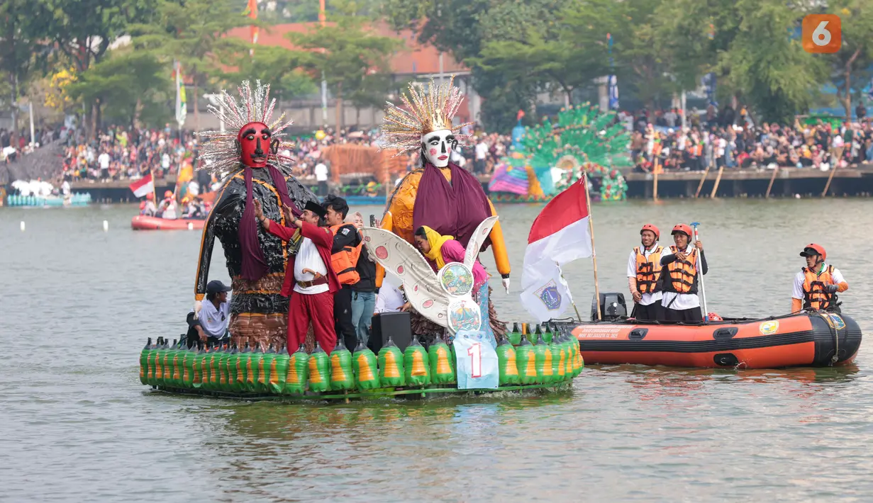 Sejumlah perahu hias berbahan botol dan galon plastik bekas mengikuti parade Festival Perahu Cinta Lingkungan (CiLung Fest) 2026 di Waduk Sunter Selatan, Tanjung Priok, Jakarta Utara, Minggu (18/10/2026). (KLY/Budy Santoso)