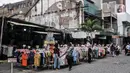 Aktivitas pedagang di Jalan Pasar Baru, Jakarta Pusat, Kamis (22/9/2022). Kompleks Jalan Pasar Baru ditetapkan sebagai kawasan cagar budaya karena bangunan di kawasan ini memiliki struktur cagar budaya. (merdeka.com/Iqbal S. Nugroho)