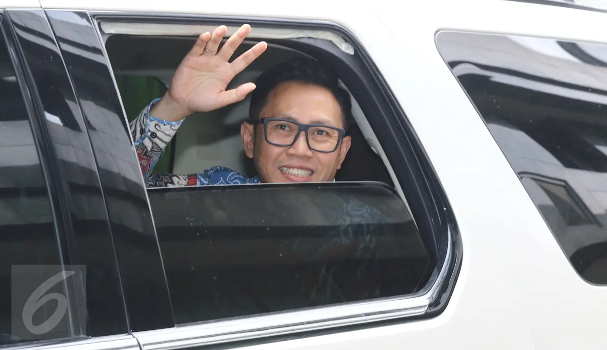 Anggota DPR RI Fraksi PAN, Eko Hendro Purnomo alias Eko Patrio saat meninggalkan Bareskrim Polri Gedung KKP, Jakarta, Jumat (16/12). Eko dimintai keterangan terkait pernyataannya di media online tentang pengungkapan teroris. (Liputan6.com/Herman Zakharia)