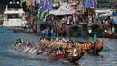 Semangat para peserta saat berkompetisi dalam lomba balapan perahu naga di Hong Kong, Selasa, (30/5). Turnamen ini diselenggarakan untuk memperingati festival perahu naga yang diadakan di seluruh Hong Kong. (AP Photo / Vincent Yu)