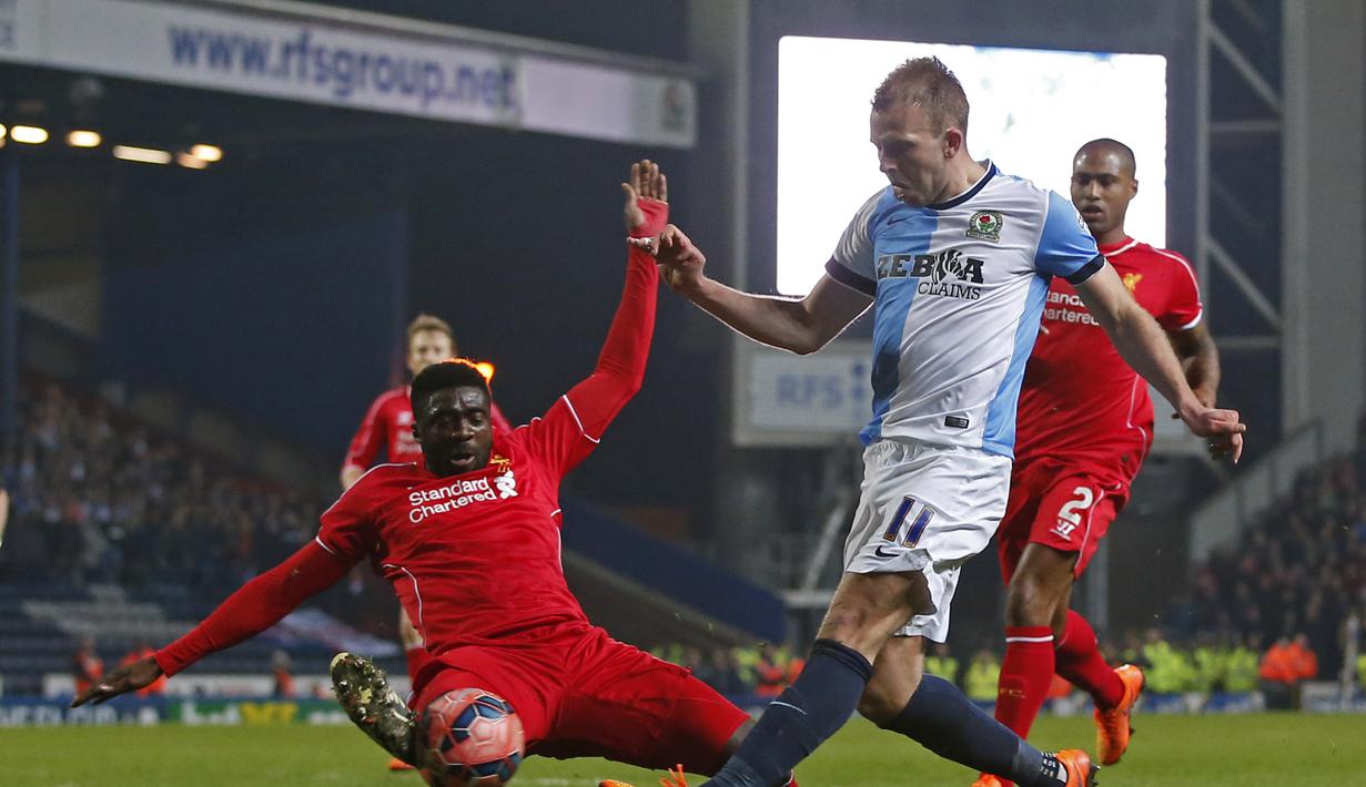 Pemain belakang Liverpool, Kolo Toure berhasil menghalau bola yang dilesatkan oleh  pemain Blackburn Jordan Rhodes