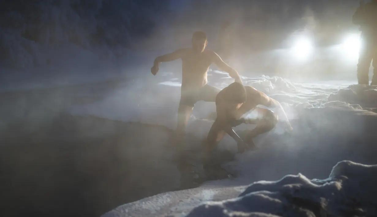 Pelari maraton terdingin di Dunia Internasional mandi dalam mata air hangat saat suhu minus 53 derajat (-63,4 Fahrenheit) di dekat Oymyakon, republik Sakha, juga dikenal sebagai Yakutia, Rusia, pada 22 Januari 2022. Sebanyak 65 pelari bersaing dalam suhu yang sangat rendah. (AP Photo/Ivan Nikiforov)