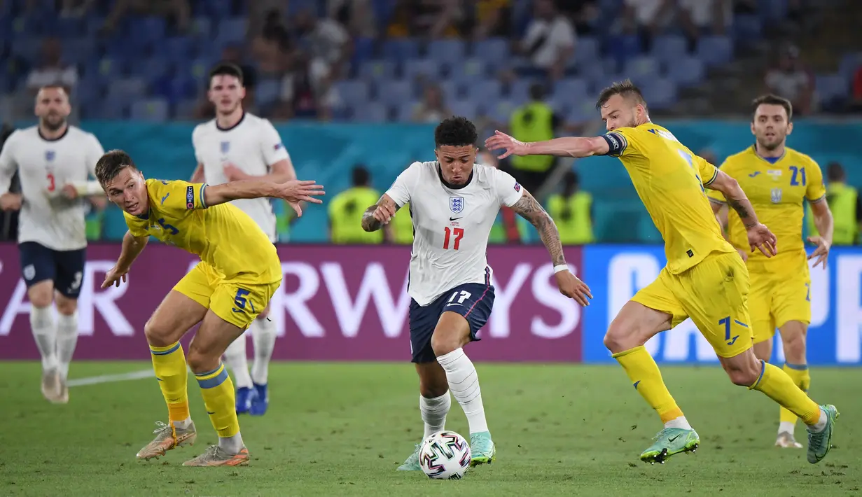 Pemain depan Inggris, Jadon Sancho (tengah) bersaing dengan pemain timnas Ukraina, Andriy Yarmolenko dan Serhiy Sydorchuk pada perempat final Euro 2020 di Stadion Olimpiade, Roma, Minggu (4/7/2021) dini hari WIB. Inggris lolos ke semifinal usai menang 4-0 atas Ukraina. ALBERTO LINGRIA/POOL/AFP)