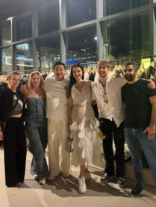 Momen lain, Raline nampak anggun dengan sleeveless dress warna beige polos dari Peggy Hartanto. Dressnya model v-neck itu semakin menarik perhatian dengan detail potongan dekoratif berbentuk hati yang menjadi ciri khas desainer Peggy. [@ralineshah].