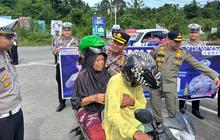 Hadiah Istimewa' dari Polisi untuk Pengendara Sepeda Motor yang Tak Pakai Helm