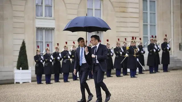 PM Inggris Rishi Sunak dan Presiden Prancis Emmanuel Macron di Istana Elysee pada 10 Maret 2023.