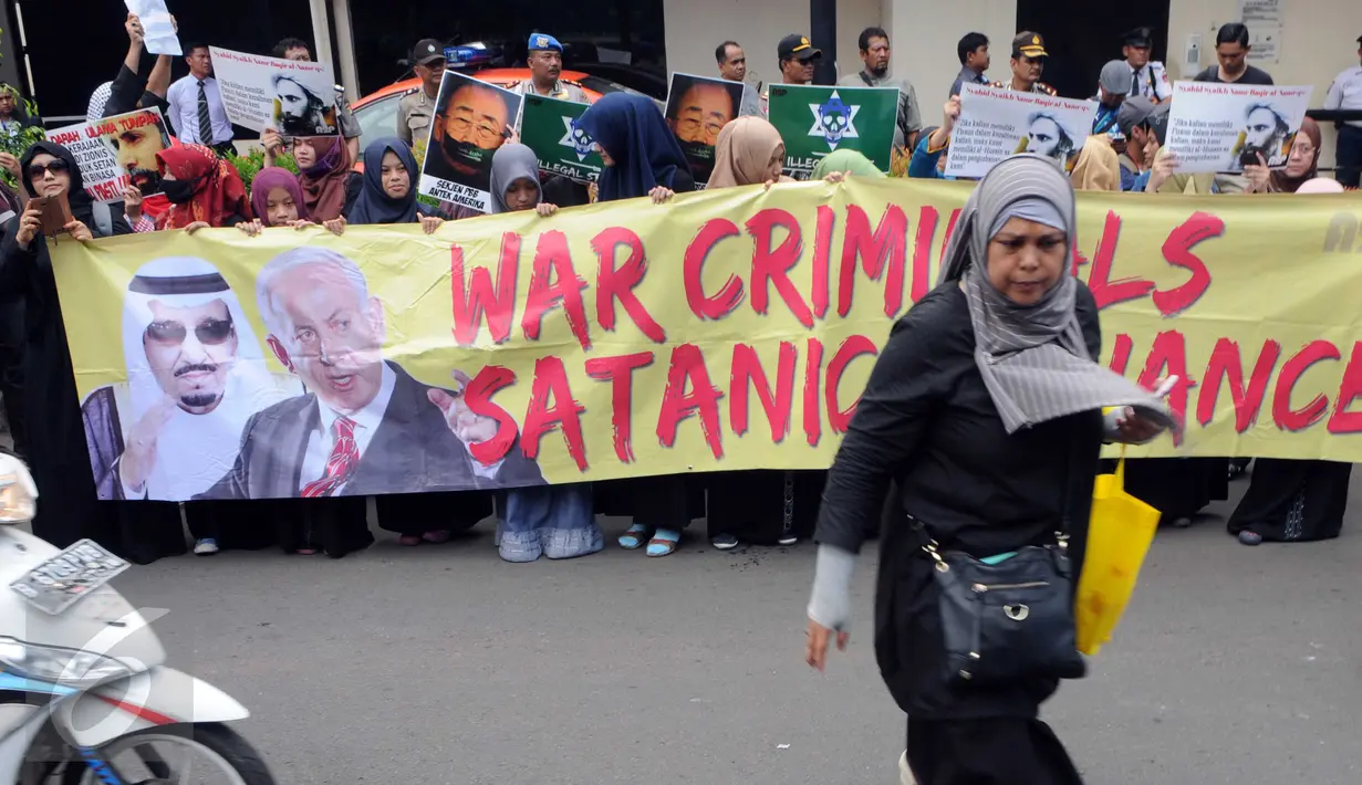 Sejumlah demonstran melakukan unjuk rasa menentang eksekusi mati Syeikh Nimr di depan Kedubes Arab Saudi, Jakarta, Senin (4/1/2015). Mereka menuntut Pemerintah Saudi untuk menghentikan semua eksekusi mati para tahanan politik.(Liputan6.com/Helmi Afandi)
