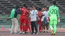 Pelatih Timnas Indonesia U-22, Indra Sjafri, menyalami pemainnya usai melawan Malaysia U-22 pada laga Piala AFF U-22 2019 di Stadion National Olympic, Phnom Penh, Selasa (20/2). Kedua negara bermain imbang 2-2. (Bola.com/Zulfirdaus Harahap)
