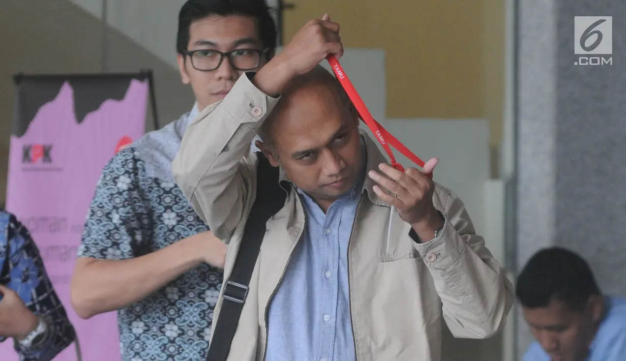 Direktur Utama PT PT PJBI, Gunawan Yudi Hariyanto (jaket) usai menjalani pemeriksaan di Gedung KPK, Jakarta, Kamis (25/4). Gunawan Yudi Hariyanto diperiksa sebagai saksi untuk tersangka Dirut PLN nonaktif Sofyan Basir dalam kasus dugaan suap pembangunan PLTU Riau-1. (merdeka.com/Dwi Narwoko)