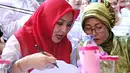 Terpidana kasus suap wisma atlet Angelina Sondakh (kiri) saat berdiskusi dengan juri lainnya di Rutan Pondok Bambu, Jakarta, (21/4). Dengan kenakan Hijab merah, Angelina tampak mempesona. (Liputan6.com/Immanuel Antonius)