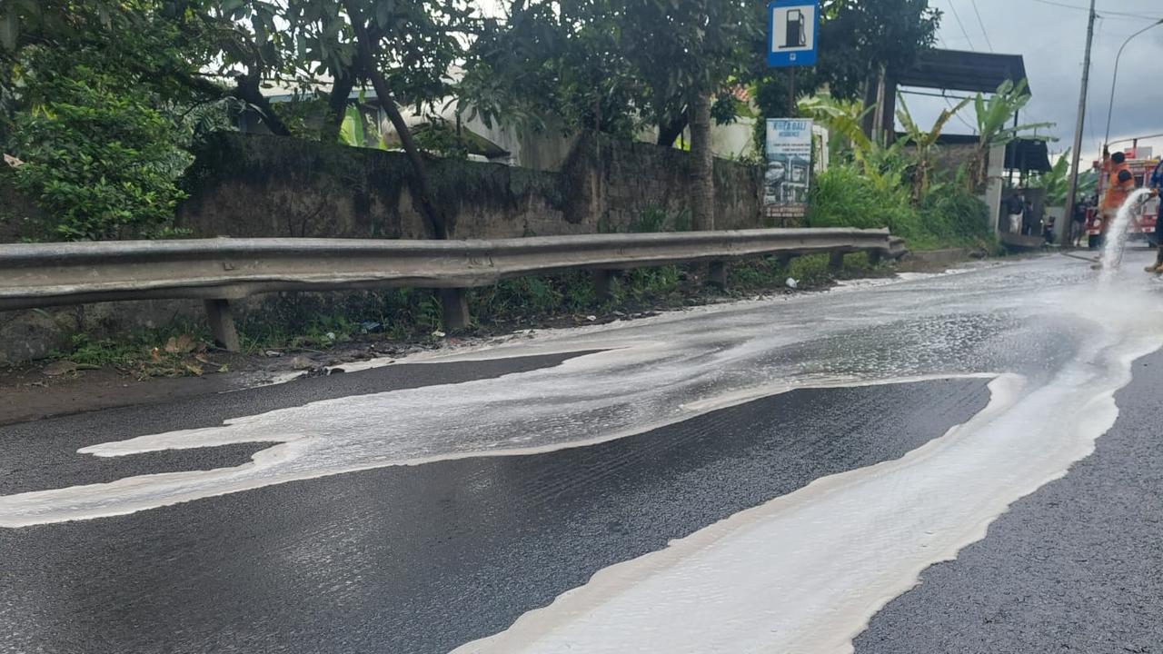 Bikin Kendaraan Rusak, Ini Cairan Kimia yang Tumpah di Jalan Padalarang-Purwakarta