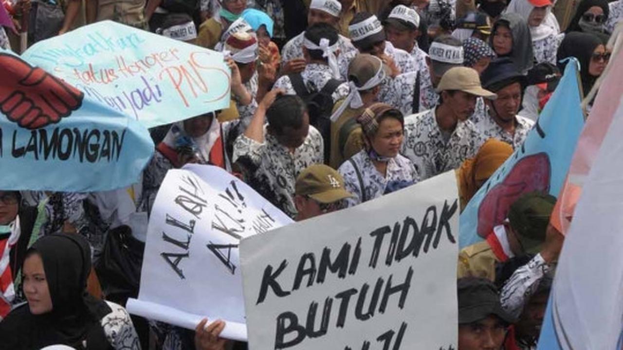 Tuntut jadi PNS, ribuan guru honorer banjiri Gedung DPR