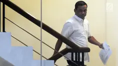 Direktur Bisnis Regional Maluku dan Papua PLN, Ahmad Rofiq menaiki tangga menuju ruang pemeriksaan di Gedung KPK, Jakarta, Rabu (26/12). Ahmad Rofiq diperiksa terkait kasus dugaan suap pembangunan PLTU Riau-1. (Merdeka.com/Dwi Narwoko)