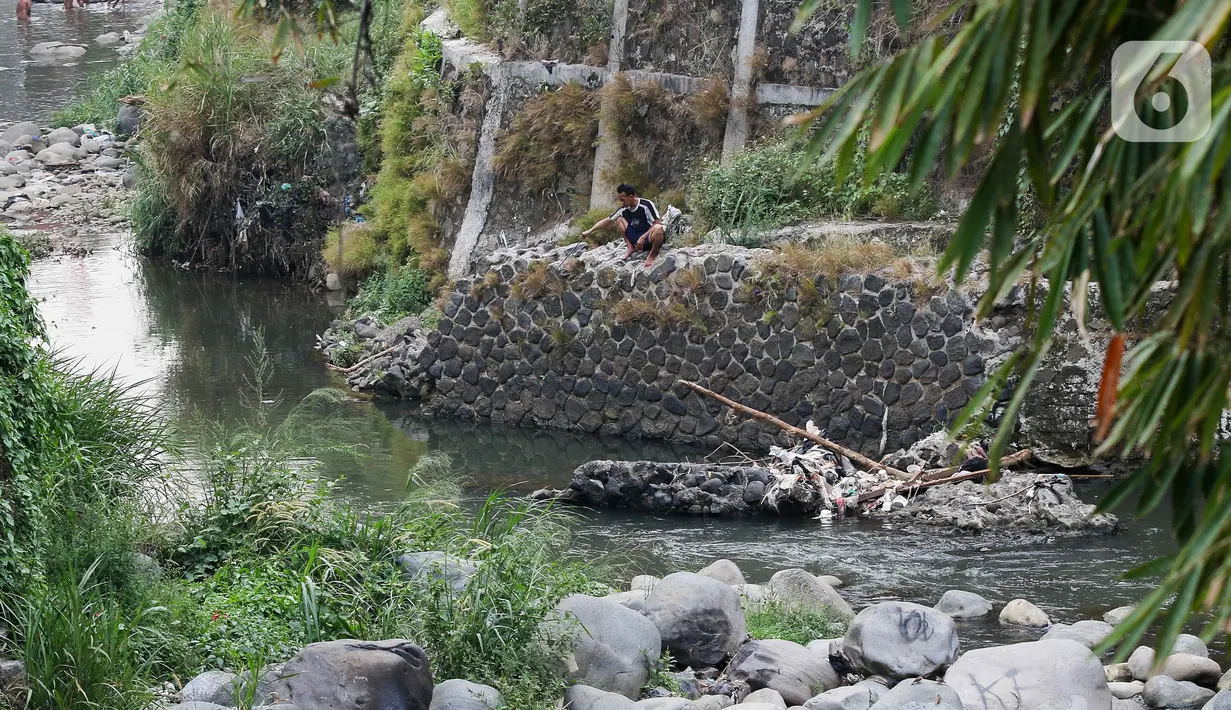Kondisi Sungai Ciliwung yang menyusut airnya di kawasan Pulo Geulis Kota Bogor, Jawa Barat, Kamis (12/10/2023). (Liputan6.com/Herman Zakharia)