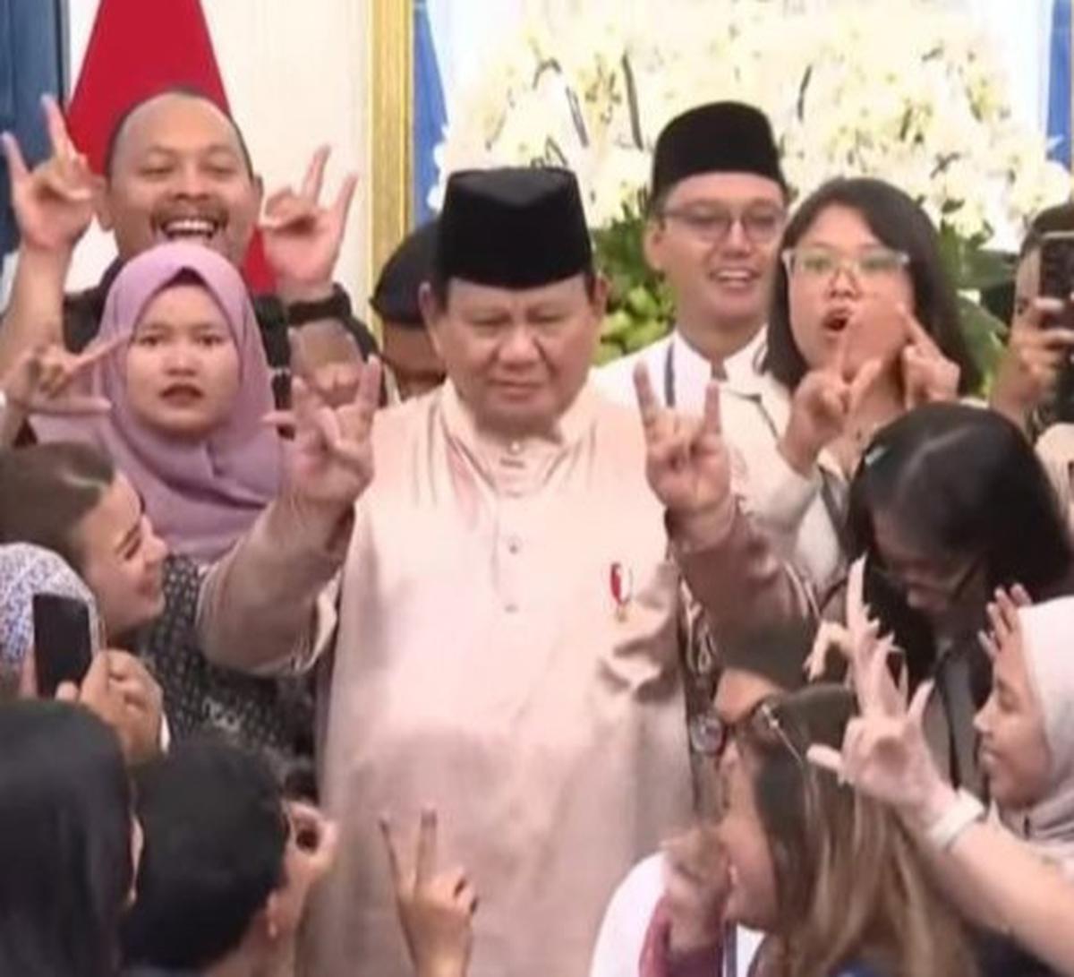 Prabowo Belajar Gerakan Viral 'Velocity' Bersama Wartawan di Istana Merdeka