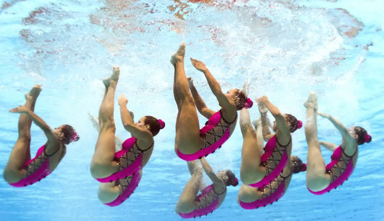 Tim putri Prancis beraksi di nomor Team Technical dalam Kejuaraan Dunia Akuatik 2015 di Kazan, Rusia. (27/7/2015). (AFP Photo/Francois Xavier Marit)