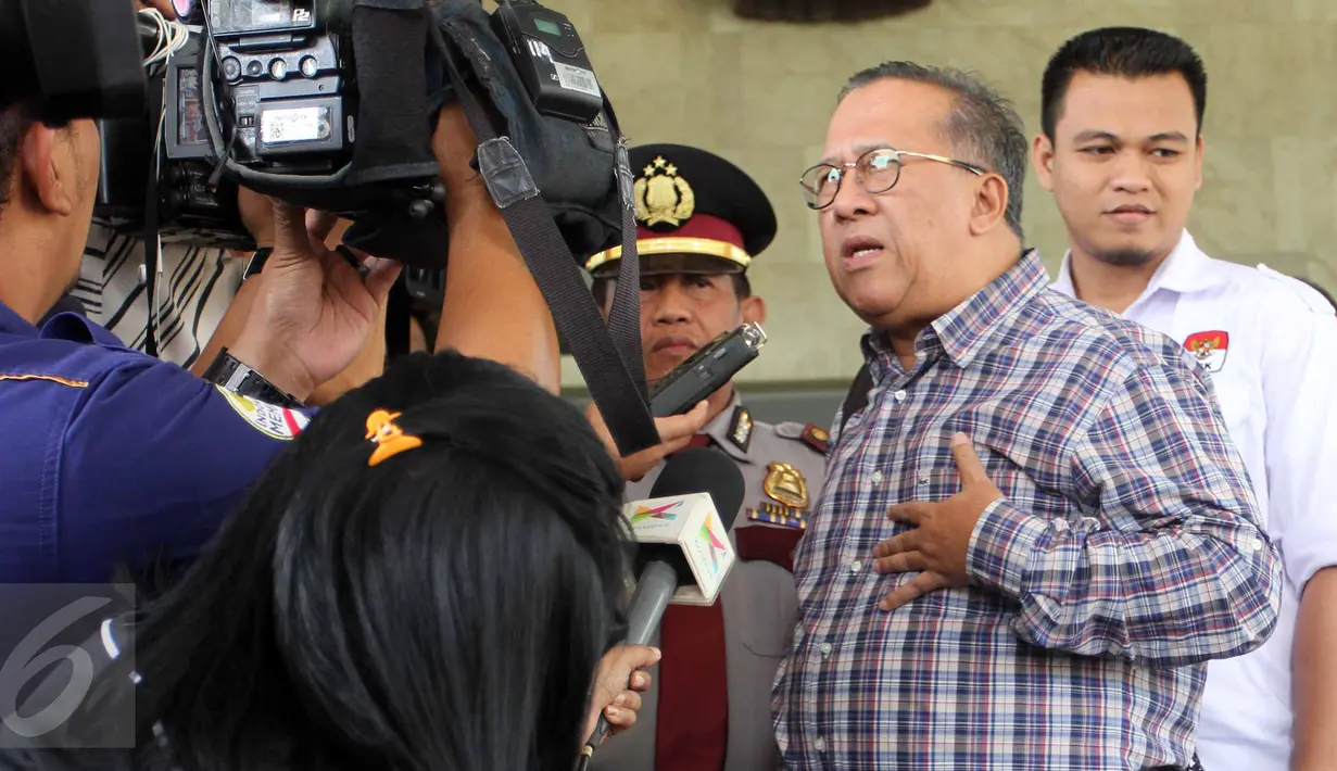 Mantan Sekretaris Jenderal Kementerian Kebudayaan dan Pariwisata periode 2004-2008 Sapta Nirwandar usai menjalani pemeriksaan di KPK, Jakarta, Kamis (25/6/2015). Sapta diperiksa sebagai saksi untuk tersangka Jero Wacik. (Liputan6.com/Helmi Afandi)