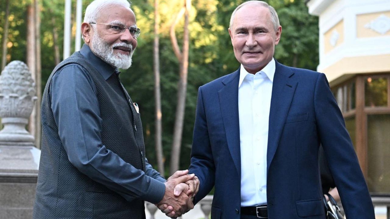Presiden Rusia, Vladimir Putin menerima kedatangan Perdana Menteri (PM) India Narendra Modi di kediaman negara Novo-Ogaryovo, dekat Moskow, Rusia, pada 8 Juli 2024. Putin tampak memberikan sambutan mesra kepada Narendra Modi dalam sebuah pertemuan yang me