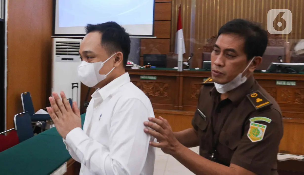 Terdakwa Ricky Rizal usai menjalani  sidang tuntutan kasus pembunuhan berencana terhadap Brigadir Nofriansyah Yosua Hutabarat atau Brigadir J di Pengadilan  Negeri Jakarta Selatan, Senin (16/1/2023). Jaksa Penuntut Umum (JPU) menutut terdakwa Bripka Ricky Rizal dengan hukuman penjara selama delapan tahun. (Liputan6.com/Herman Zakharia)