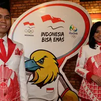 Model memakai seragam yang akan digunakan kontingen Indonesia untuk defile pada Olimpiade 2016 Rio de Janerio di Jakarta, Jumat (15/7/2016). (Bola.com/Vitalis Yogi Trisna)