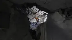 Seorang pemuda Palestina memeriksa kerusakan di dalam sebuah bangunan yang terkena serangan pada 15 April 2025 malam oleh Israel di distrik barat daya Jabalia, Nazla, di Jalur Gaza utara, 16 April 2025. (BASHAR TALEB/AFP)