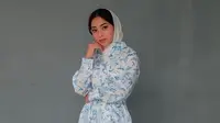 Nikita Willy tampil mengenakan baju dan celana panjang biru dipadu dengan kerudung putih (Dok.Instagram/@https://www.instagram.com/p/CBNwqEqnYL0/Komarudin)