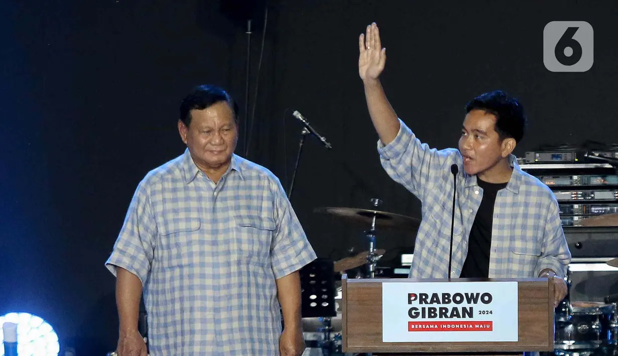 Prabowo Subianto-Gibran Rakabuming Raka menyambut keunggulan ini bersama pendukungnya di di Istora Gelora Bung Karno, Senayan, Jakarta. (Liputan6.com/Herman Zakharia)
