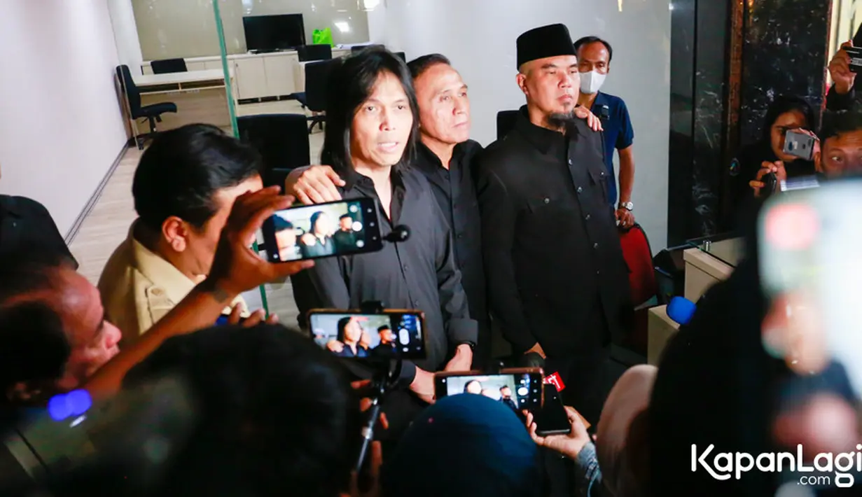 Selain Dhani dan Once, tampak beberapa musisi juga hadir dalam acara tersebut.  Dalam kesempatan tersebut, Dhani mengaku tak pernah ada masalah dengan mantan vokalis Dewa 19 tersebut. [Foto: KapanLagi.com/Muhammad Akrom Sukarya]