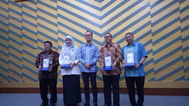 Penyerahan kenang-kenangan