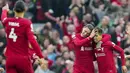 Penyerang Liverpool Roberto Firmino berselebrasi dengan rekan setimnya setelah mencetak gol ke gawang Arsenal pada Liga Inggris pekan ke-30 yang digelar di Stadion Anfield, Liverpool, Minggu (9/4/2023). (AP Photo/Jon Super)