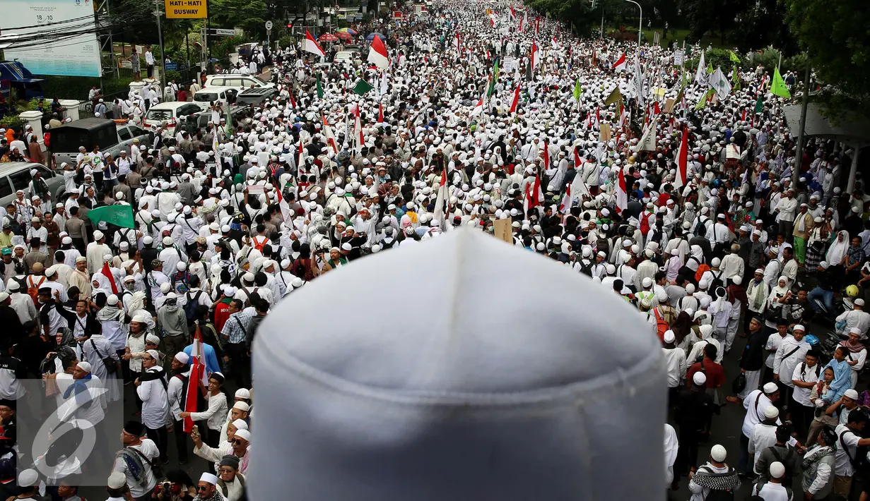 Suasana saat ribuan massa yang tergabung dalam Gerakan Nasional Pengawal Fatwa Majelism Ulama Indonesia (GNPF MUI) melakukan demonstrasi memadati jalan Medan Merdeka Timur, Jakarta, Jumat (4/11). (Liputan6.com/Johan Tallo)