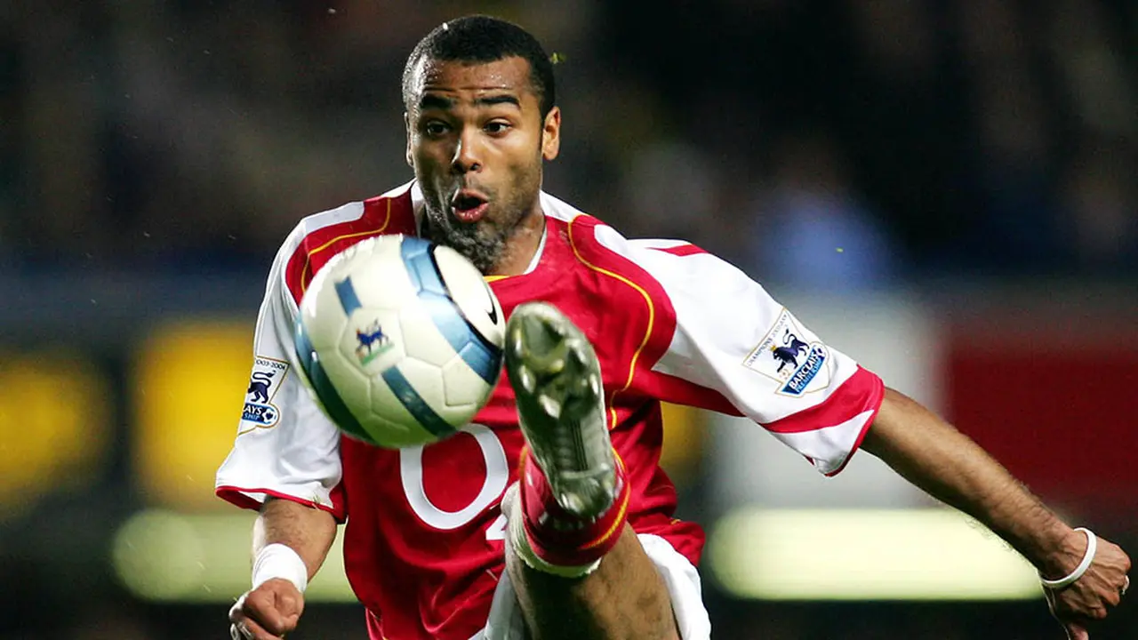 Ashley Cole meraih berbagai prestasi bersama Arsenal. Tapi sejak dirinya hengkang ke Chelsea, rapor The Gunners memburuk. 