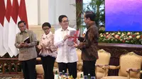 Presiden Joko Widodo (Jokowi) dan Ketua ASEAN Business Advisory Council (ASEAN-BAC) Arsjad Rasjid pada pembukaan ASEAN Business Summit Week 2023 di Istana Negara, Jakarta, Jumat (01/09/2023).