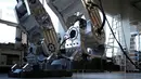 Bagian kaki robot berawak "METHOD-2" selama demonstrasi di Gunpo, Korea Selatan, (27/12). Robot ini memiliki dua lengan yang dapat dikontrol melalui pemetaan langsung dari gerakan sang pilot. (Reuters/Kim Hong-Ji)