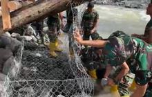 Akses Vital Warga Terjamin: Pembangunan Jembatan Darurat Malalak Dikebut TNI-Polri dan Masyarakat