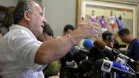 Mantan bintang sepak bola Brasil, Zico, berbicara dalam konferensi pers di Rio de Janeiro, Brasil, Kamis 11 Juni 2015 WIB. Zico ingin mencalonkan diri dalam pemilihan presiden FIFA. (AP Photo / Luiz Lopes)
