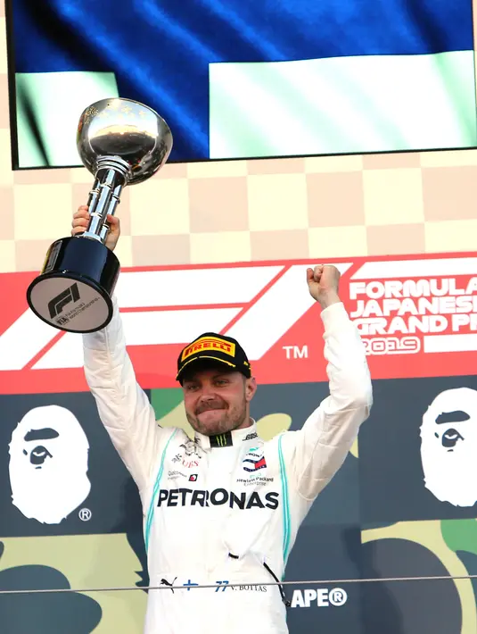 Pembalap Mercedes, Valtteri Bottas mengangkat trofi Formula 1 (F1) GP Jepang di Sirkuit Suzuka, Minggu (13/10/2019). Valtteri Bottas sukses mengungguli pembalap Ferrari, Sebastian Vettel dan pembalap Mercedes Lewis Hamilton . (AP P/Toru Hanai)