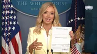 Jubir Gedung Putih, Kayleigh McEnany, menunjukan sumbangan gaji Presiden AS Donald Trump untuk temukan obat Virus Corona (COVID-19). Dok: Gedung Putih
