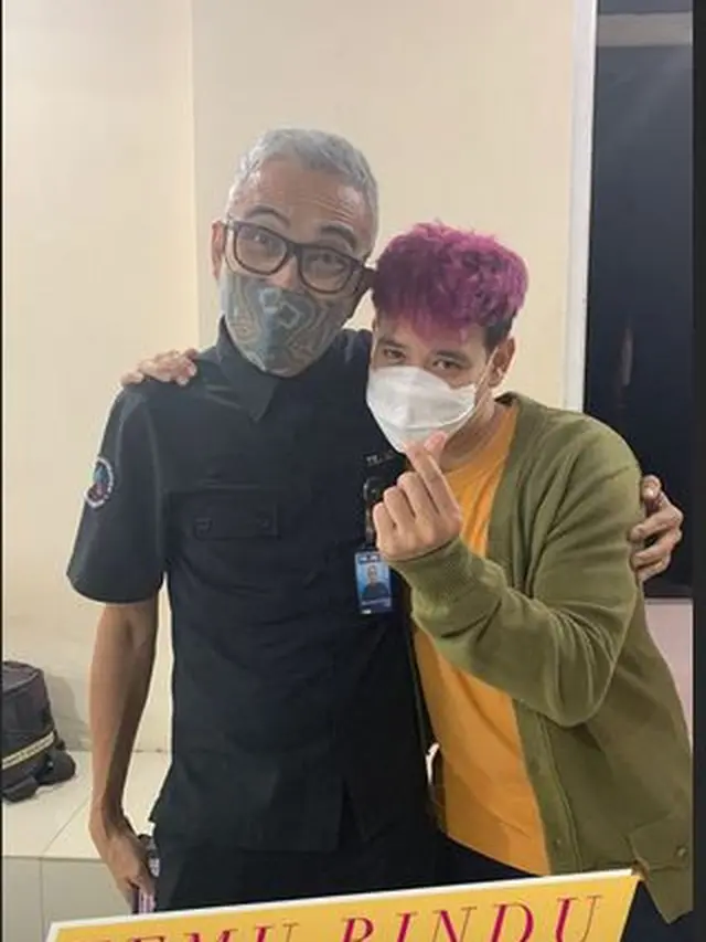 6 Potret Terbaru Tarra Budiman dengan Rambut Ungu, Tampil Beda