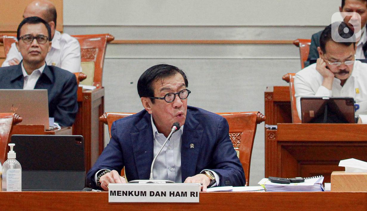 Menteri Hukum dan HAM (Menkumham) Yasonna Laoly mengikuti Rapat Kerja dengan Komisi III DPR, di Gedung Nusantara II, Kompleks Parlemen Senayan, Jakarta, Rabu (29/3/2023). (Liputan6.com/Faizal Fanani)