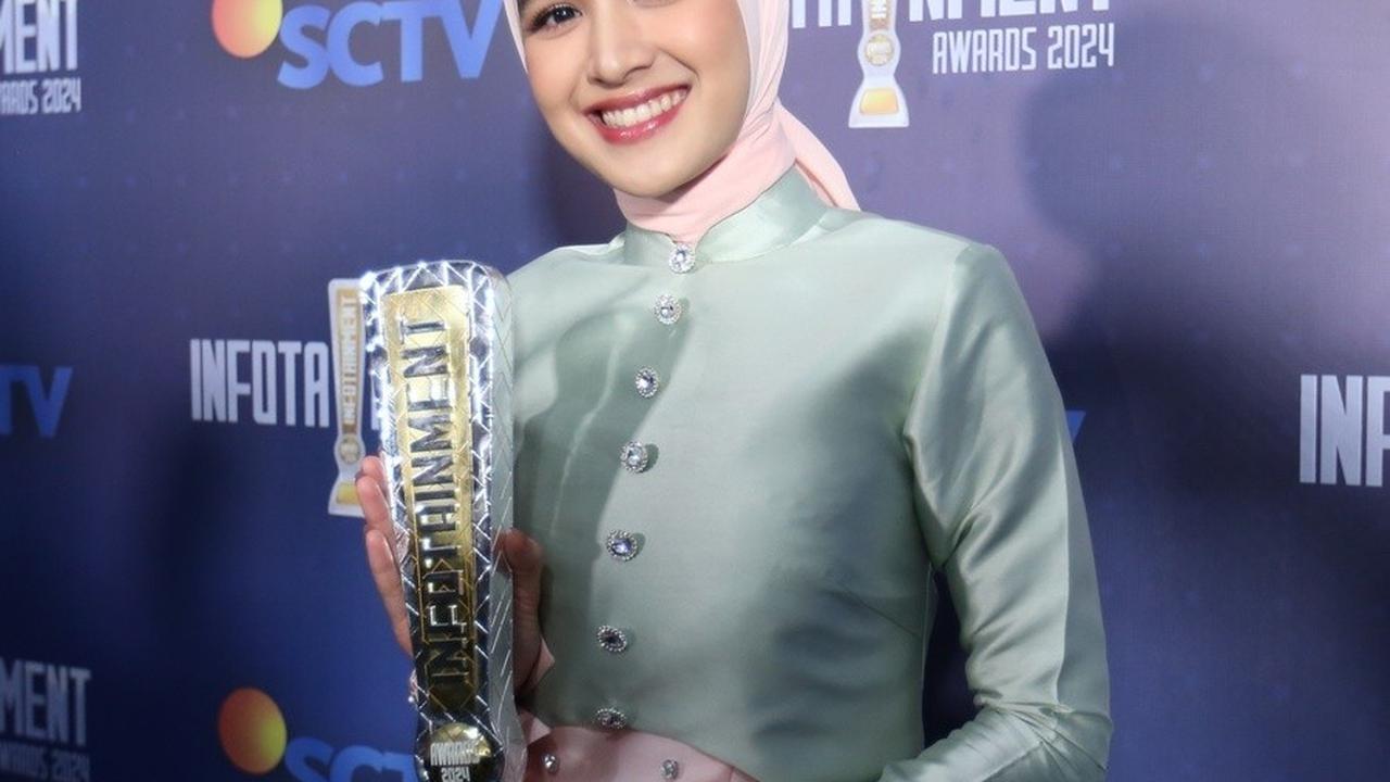 Dalam acara penghargaan tersebut, Cut Syifa tampil memukau dengan busana berwarna perpaduan pink dan mint. Ia mengungkapkan bahwa kombinasi warna ini jarang sekali ia kenakan dalam kesehariannya.<br>