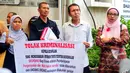 Retno Listyarti (kanan) di temani sejumlah guru membawa spanduk yang mendukungnya di Polda Metro Jaya, Jakarta, Selasa (10/3/2015). Retno Listyarti diperiksa terkait laporan orangtua murid SMAN 3 Jakarta. (Liputan6.com/Yoppy Renato)  