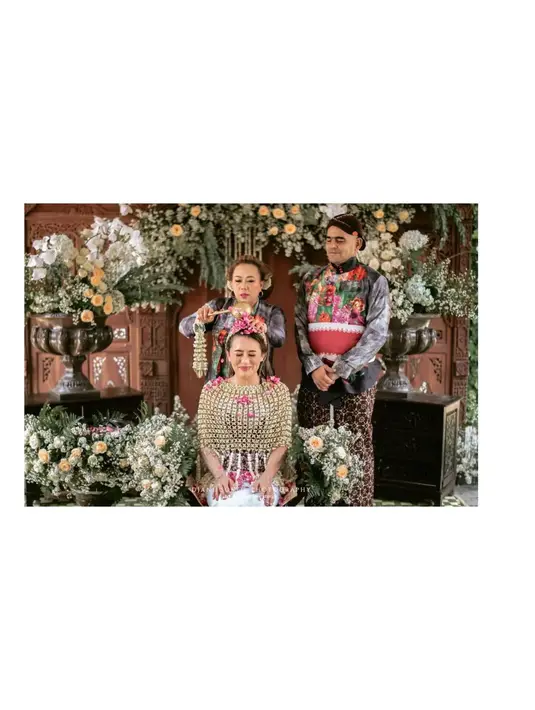 Prosesi pun dilanjutkan dengan siraman. Amanda masih mengenakan inner putihnya. Namun kali ini, ia melapisinya dengan roncean melati. [Foto: Instagram/djanjisoetji.photography]