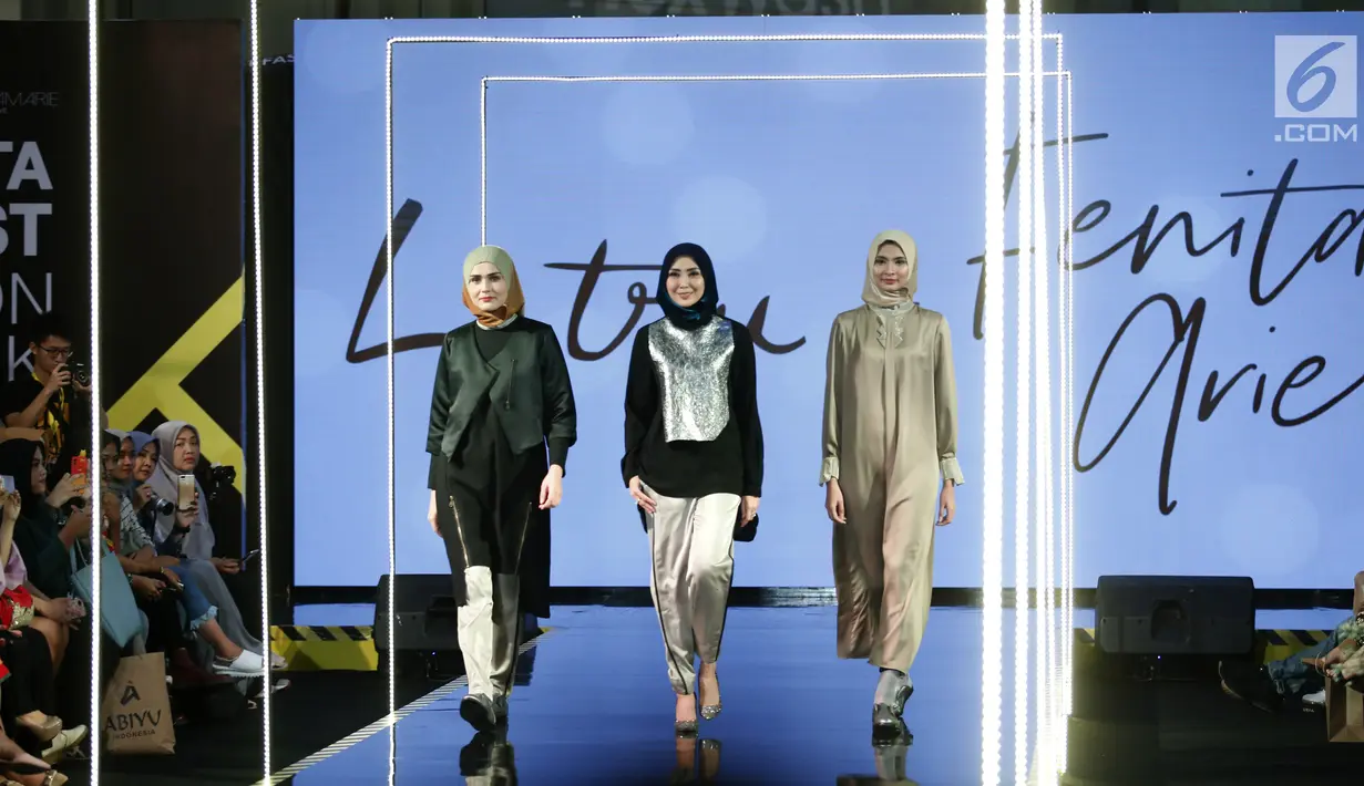 Fenita Arie (tengah) bersama para model berjalan di atas catwalk mengenakan busana L.tru X Fenita Arie dalam ajang Jakarta Moderat Fashion Week, di Gandaria City, Jakarta, Jumat, (27/7). (Kapanlagi.com/Agus Apriyanto)