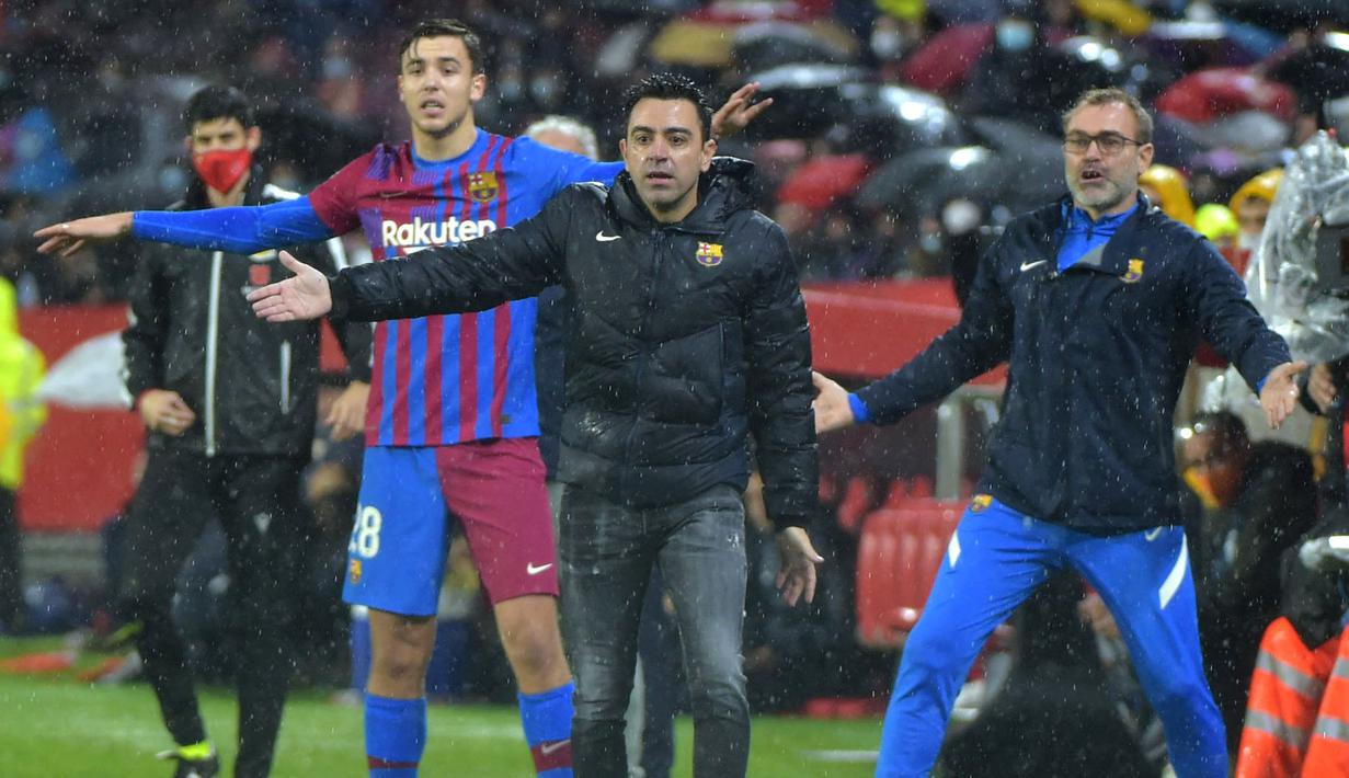 Barcelona di tangan Xavi Hernandez belum sepenuhnya bangkit. Terlihat dari bebearapa laga terakhir, Barca masih terlihat tidak konsisten. Bahkan, Mereka hanya puas dengan skor imbang meski unggul jumlah pemain dari Sevilla. (AFP/Cristina Quicler)