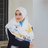 Sejak memutuskan berhijab pada beberapa tahun lalu, penampilan Sonya Fatmala semakin modis dan menarik untuk ditiru. Terlebih dengan gaya hijabnya yang simple namun kekinian dan patut ditiru. (Instagram/Sonyafatmala)